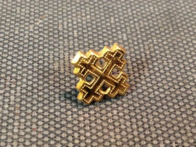 Lot de 100 clous de tapissier anciens dorés à la feuille motif croix chateau - Photo 1/4