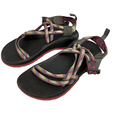 Sandalias Chaco clásicas con correa para niños talla 2 negras/púrpura Foto 1 de 4