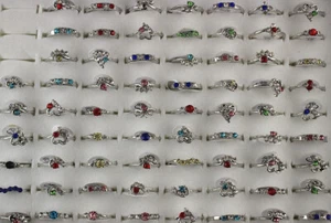 Lotes de joyería al por mayor 32 piezas de anillos para dama de moda mixtos de estrás chapados en plata - Imagen 1 de 5