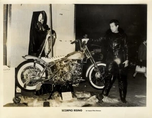 SCORPIO RISE [1964] Raro conjunto de 5 fotos de Kenneth Anger corto experimental - Imagen 1 de 3