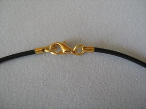 schwarze Kautschuk Kette 2 mm jede Länge gold farbiger Karabiner Verschluss - Bild 1 von 1