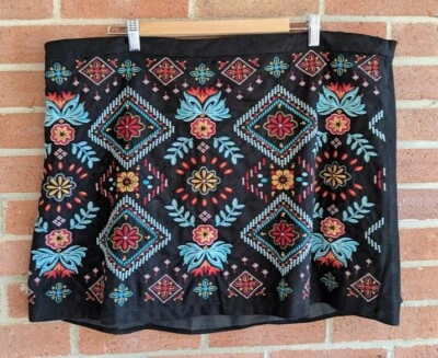 Falda Savannah Jane 3X Negra Bordada Floral Mini Boho Festival Campesino Años 70 Foto 1 de 4