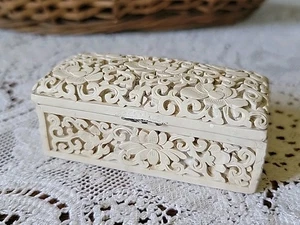 Caja metálica vintage china en relieve flor de loto rollwork 3,5" L - Imagen 1 de 10