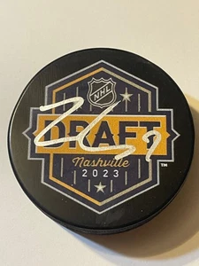 Buffalo Sabres ZACH BENSON signiert 2023 NHL Draft Hockey Puck - Bild 1 von 1
