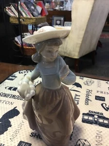 Nao by Lladro “Out for a stroll” #1087, 1985 - Picture 1 of 5