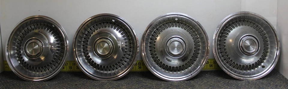 Juego de 4 tapacubos de alambre de 15" usados OEM Mopar 1975-78 Plymouth/Dodge/Chrysler (529 Foto 1 de 4