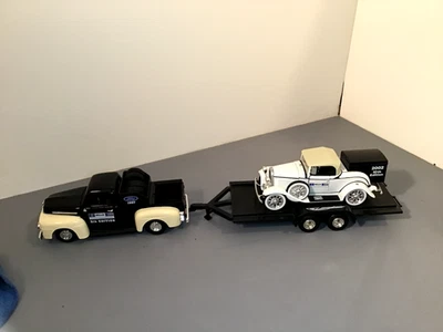 Banco de monedas fundidas a presión camioneta Ford ERTL 1951 con remolque y Ford Roadster 1931  Foto 1 de 4