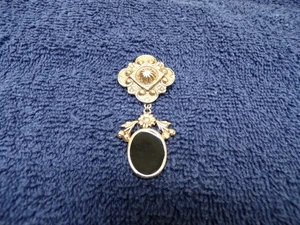Broche de metal vintage ornamentado estilo victoriano resina vertida colgante tono dorado - Imagen 1 de 5