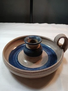 Portacandele vintage studio arte ceramica beige e blu firmato AK. 6" L X 3" T - Foto 1 di 9