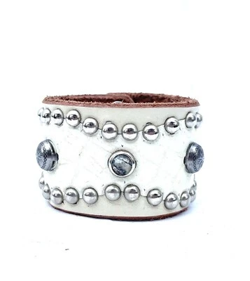 Brazalete Htc Hollywood Trading cuero crema y estampado de cocodrilo blanco Foto 1 de 4