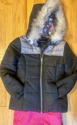 Abrigo Weathertamer negro para niñas con capucha recortada de piel sintética y baberos rosas Foto 1 de 4