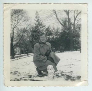 1954 Black & White Snapshot Frau mit kleinem Schneemann im Hut - Bild 1 von 2