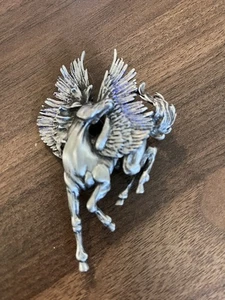 Pegasus Brosche geflügeltes Pferd Zinn Vintage 80er JJ signiert - Bild 1 von 4