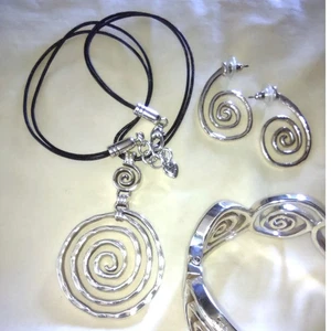 Brighton Spring Sprang Swirl Halskette Ohrringe Armband Set silberfarben - Bild 1 von 6