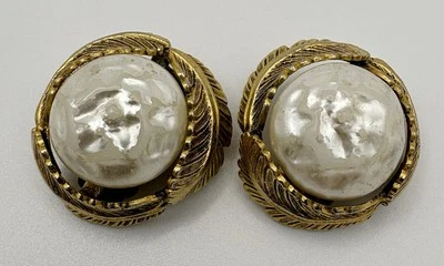 Vintage Ohrclips in BLätter/Feder Rahmen Goldfarben Mit Großem Perlmutt B1-109 - Bild 1 von 3