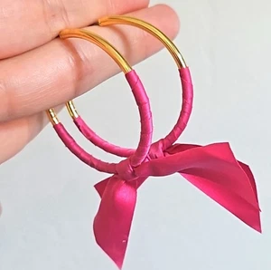 "Pendientes de aro J Crew envueltos en cinta rosa llamativos tono dorado 1,75"" femeninos" - Imagen 1 de 6