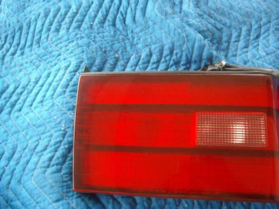 1990 1994 LEXUS LS 400 LEFT TRUNK MOUNT TAILLIGHT OEM USED 1991 1992 1993 - Image 1 of 1