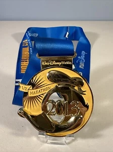 2013 Walt Disney World Donald Duck Half 1/2 Marathon Medal with Lanyard - Picture 1 of 16