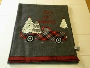 Isaac Mizrahi WEIHNACHTEN Fransen Tischläufer Pickup Truck 3D Bäume 75x16" Neu ohne Etikett - Bild 1 von 10