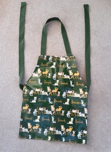 Harrods child's apron. Classic green PVC with cats and dogs. - Foto 1 di 3