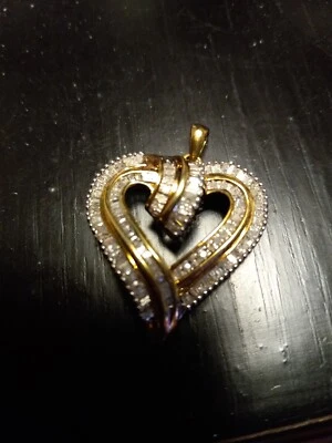 1.04 Diamond Pendant. Baguett And Round Diamonds. Clarity 10 K-color. 1. 1/4"×1" - Image 1 of 3