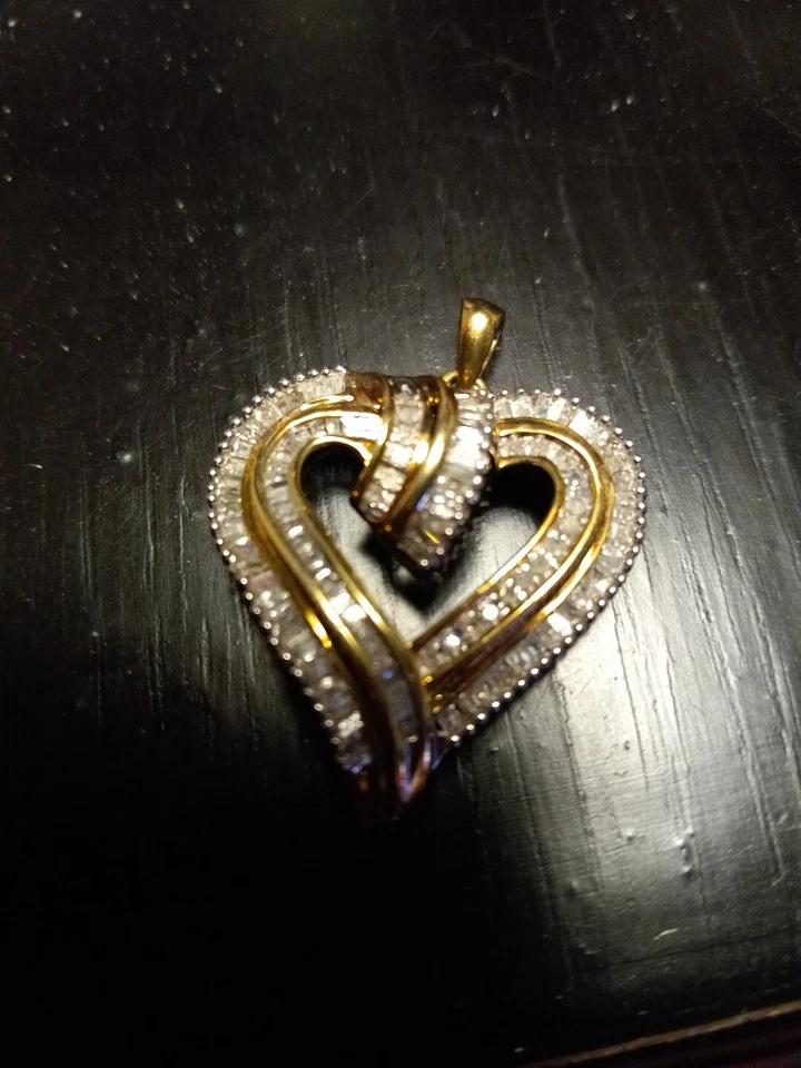 1.04 Diamond Pendant. Baguett And Round Diamonds. Clarity 10 K-color. 1. 1/4"×1" - Image 1 of 3