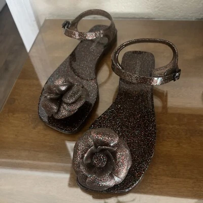 Sandalias planas Jeffrey Campbell Fleurisse negras brillantes con detalle de flores punta abierta 7 Foto 1 de 4
