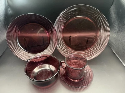 Vajilla vintage de vidrio Fortecrisa de arándano Foto 1 de 4