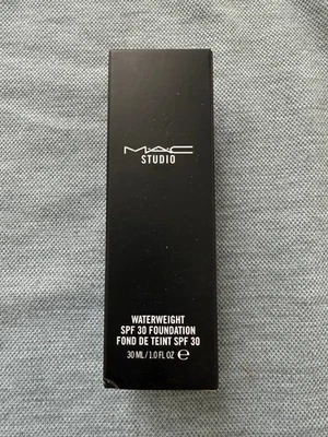 MAC Studio Waterweight SPF 30/PA++ Foundation Flüssige Foundation, Nr. NW15, neu - Bild 1 von 4