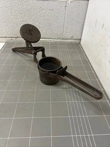 VINTAGE KITCHEN UTENSIL JUICER PRESS MASHER CAFE PROP TOOL MINCER - Picture 1 of 9