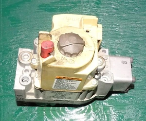 Honeywell Gas Valve VR8200H1228 , 24 Volt , EF32CB212 / VR8200H 1228 - Picture 1 of 8