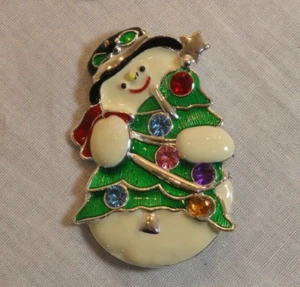 Pin de muñeco de nieve blanco y árbol de Navidad con guirnaldas y gemas - Imagen 1 de 5