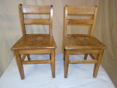 PAR (2) SILLAS ESCOLARES DE MADERA PARA NIÑOS de colección - Kansas City, Mo. Distrito Escolar Foto 1 de 4
