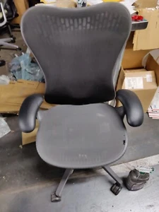 Herman Miller Mirra 2 Stuhl Graphit Schwarz Lendenstütze Adjust Arme Damaged Me - Bild 1 von 6