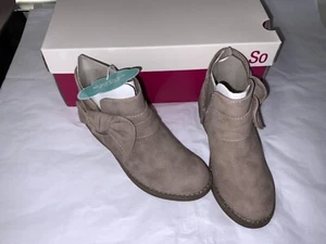 SO MÄDCHEN ~ TAUPE Kunst-Wildleder HALBSTIEFEL GRÖSSE 12 MIT Memory Foam Neu mit Karton - Bild 1 von 3