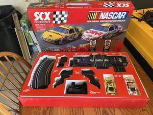 SCX COMPACT NASCAR TRI-OVAL SUPER SPEEDWAY 1:43 SLOT RACING SET. KENSETH/BIFFLE! - Picture 1 of 18