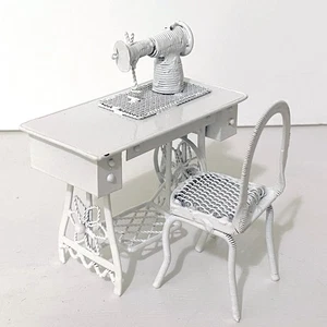 Mesa y silla de máquina de coser vintage para casa de muñecas de metal blanco aspecto de mimbre 1:12 - Imagen 1 de 4