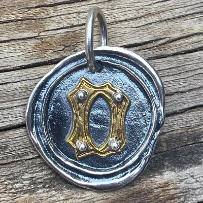 Dije insignia remache poético encerado letra D Foto 1 de 2