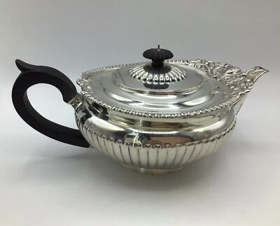 Antigua - Tetera Gadroon de ley con cara en borde de corteza de pastel - Londres, Inglaterra Foto 1 de 4