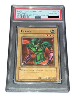 YuGiOh! Larvas - PSA 8 - 2002 1st Edition LOB Legend of Blue Eyes White Dragon - Bild 1 von 4