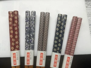 5 VARIATION JAPANISCHES DESIGN ESSSTÄBCHEN MIT GRATIS HANDGEFERTIGTEM SEIDENHALTER - Bild 1 von 4