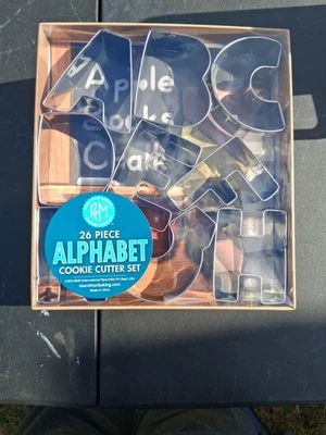 Juego de cortador de galletas de 3" International Alphabet de 26 piezas en elegante caja de regalo Foto 1 de 4