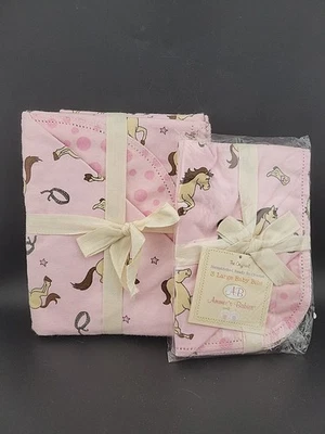 NOVO conjunto de presente para bebê recém-nascido Ammee's Babies que inclui 3 babadores e cobertor macio! - Imagem 1 de 4