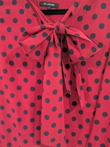 St. John's Seide gefütterte Damen Bluse rot mit marine/schwarzen Tupfen mit Bindeband - Bild 1 von 19