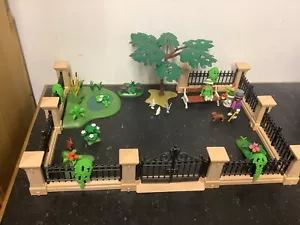Playmobil Schloss Park Mit Zaun Und Viel Zubehör,,RAR,,,. Bitte Bilder Ansehen! - Bild 1 von 8
