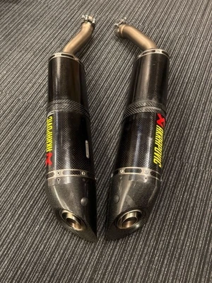 YAMAHA YZF-R1 2004-2006 AKRAPOVIC Carbon Slip-On Muffler - Image 1 of 4