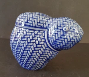 Estatuilla de colección BRN azul espiga cesta tejido cerámica conejo conejito 5" de alto - Imagen 1 de 8