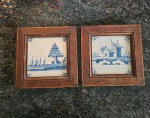 Azulejos de loza de esmalte de estaño azul y blanco holandeses Delft del siglo XVIII marcos de madera tallada - Imagen 1 de 18