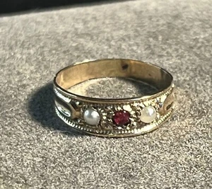 Vintage 14k gold pinky ring featuring two pearls and a ruby - Picture 1 of 10