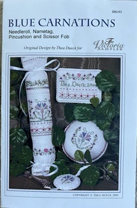 The Victoria Sampler Blue Garofani Needleroll, Nametag, Pincushion, Fob Kit - Foto 1 di 4